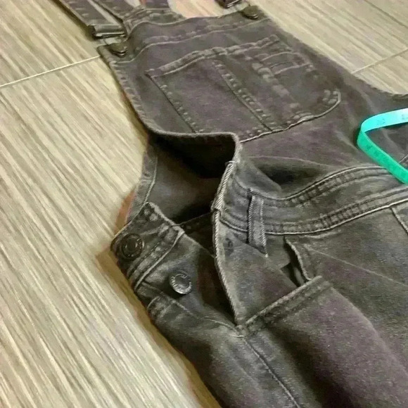 Almost Famous Juniors Black Square Neck Distressed Skinny Denim Overalls Size 7 - Picture 9 of 12